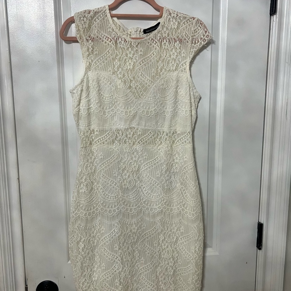 Elegant Lace Sleeveless Dress in Cream